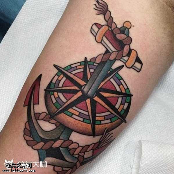 腿部船锚指南针纹身图案