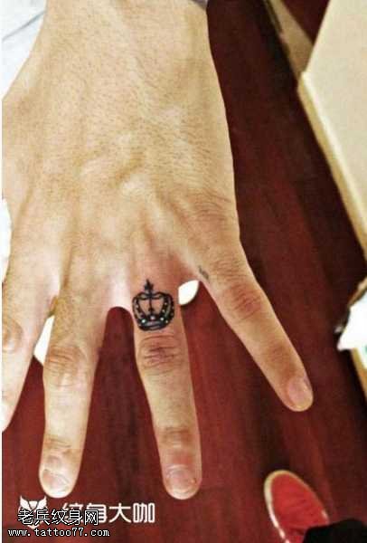 手指小皇冠纹身图案