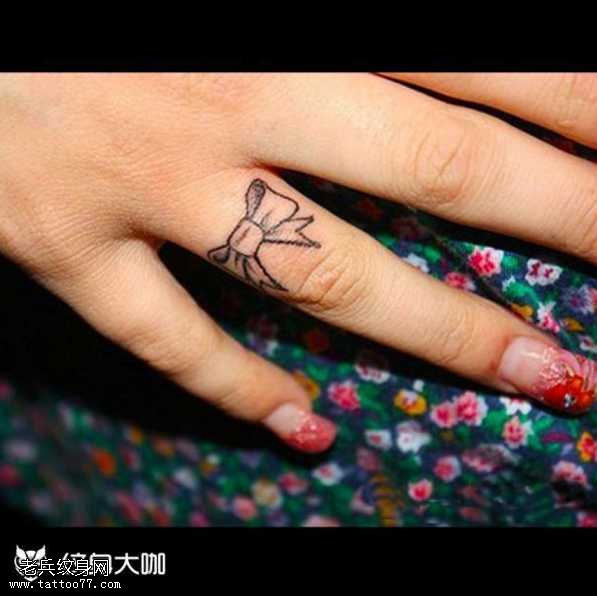 手指蝴蝶结纹身图案