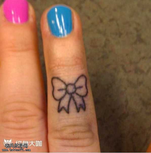 手指蝴蝶结纹身图案