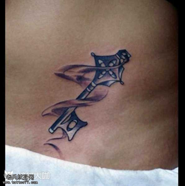 腰部个性钥匙纹身图案
