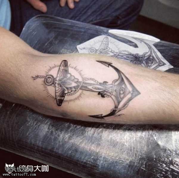 腿部船锚纹身图案