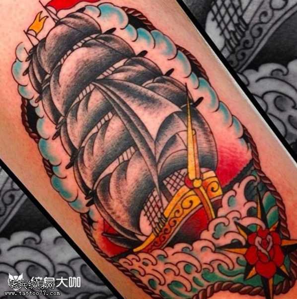 腿部黄金船纹身图案