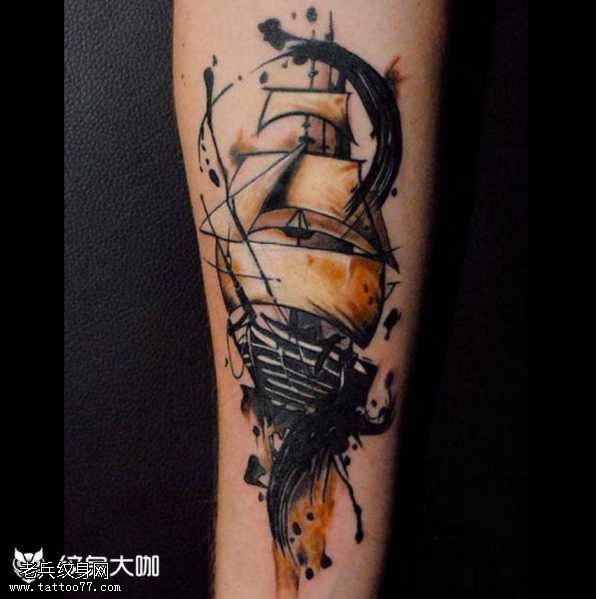 腿部水墨船纹身图案