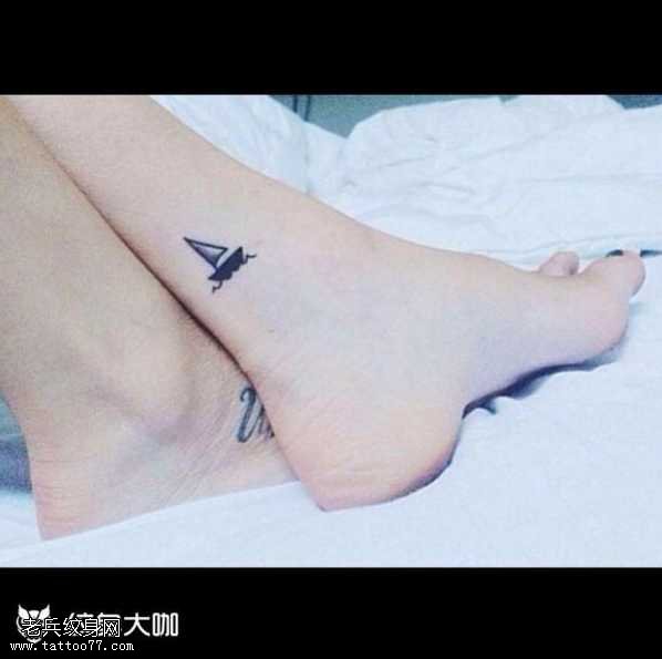 腿部小船纹身图案