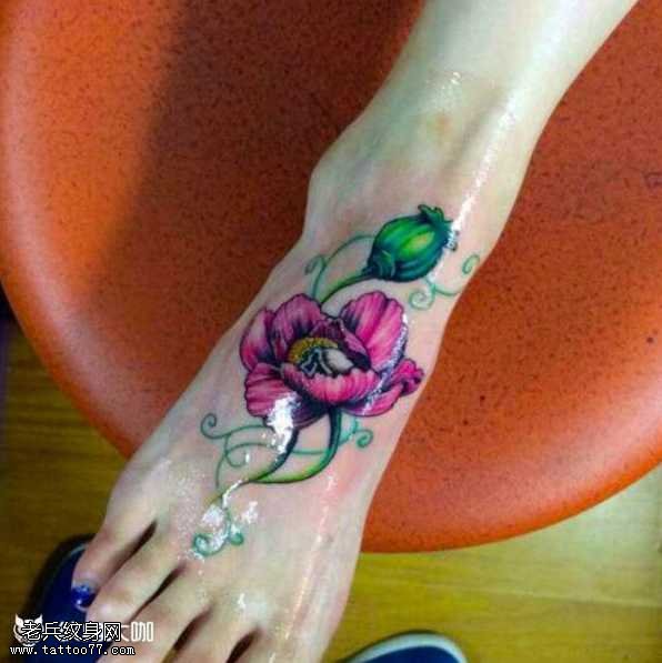 脚部紫花朵纹身图案