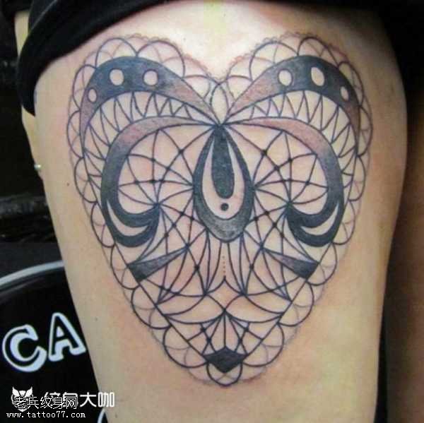腿部心锁纹身图案