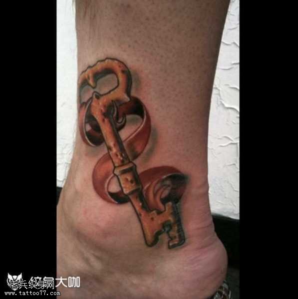腿部钥匙纹身图案