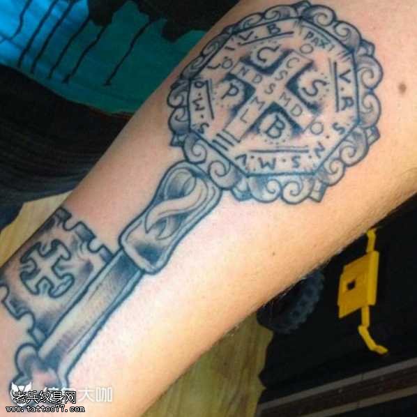 腿部万能钥匙纹身图案