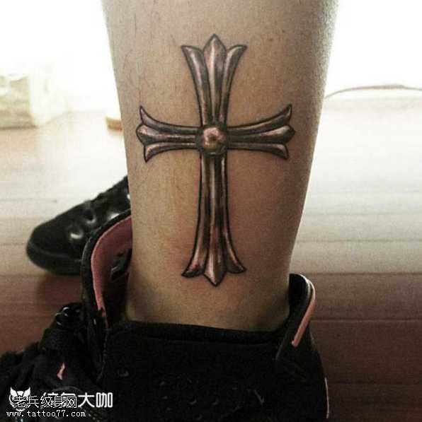 腿部十字架纹身图案