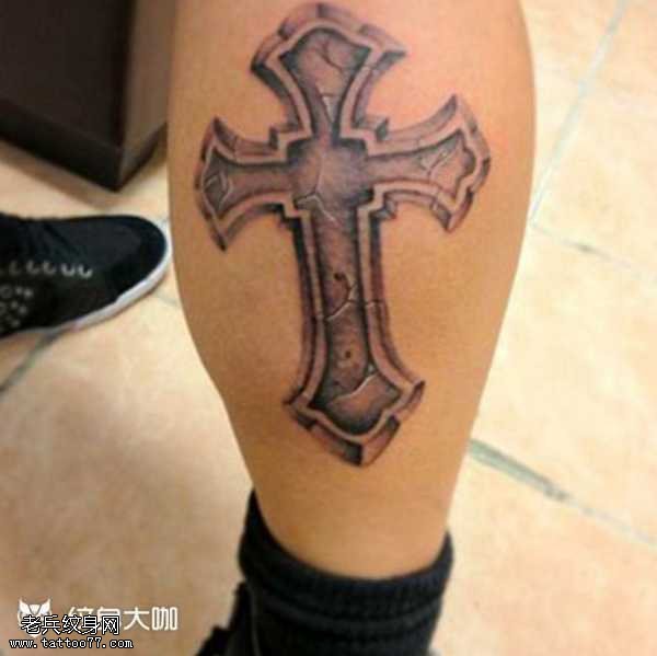 腿部十字架纹身图案