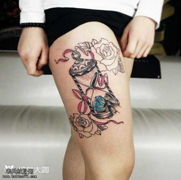 腿部沙漏纹身图案