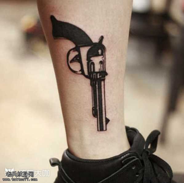 腿部黑色手轮枪纹身图案