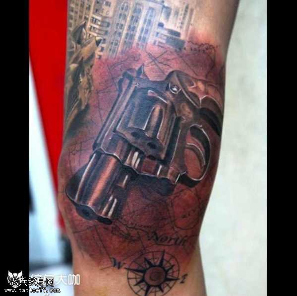 腿部逼真手轮枪纹身图案