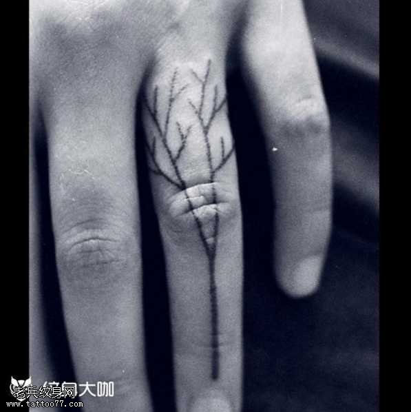 手指树木纹身图案