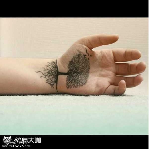 手部树木纹身图案