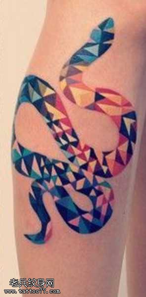 腿部钻蛇纹身图案