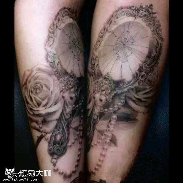 腿部镜子纹身图案