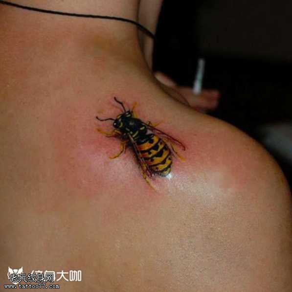 肩部蜂蜜纹身图案