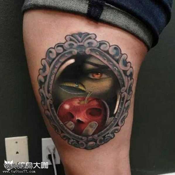 腿部镜子苹果纹身图案