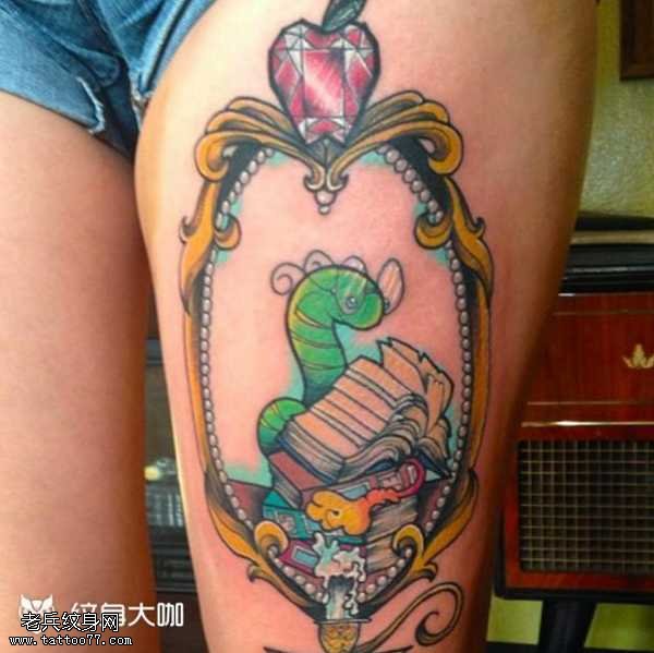 腿部镜纹身图案