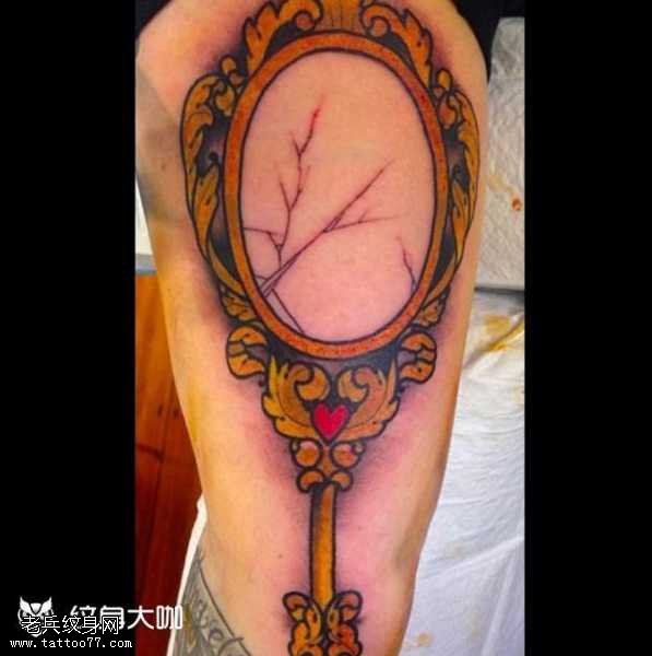 腿部镜子纹身图案