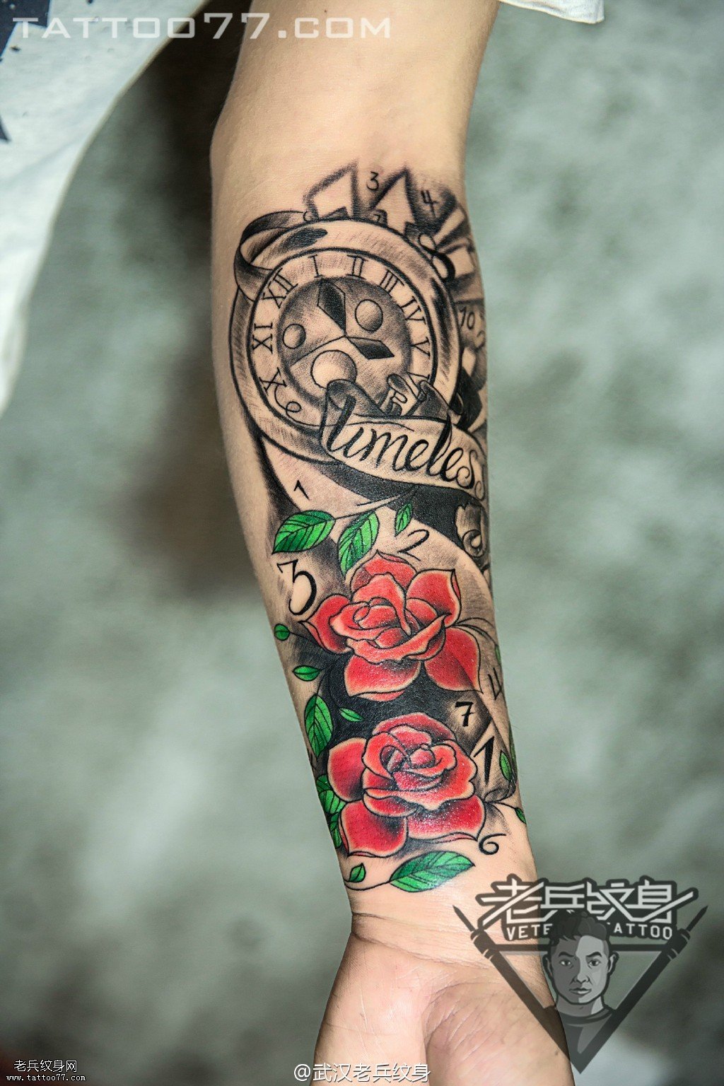 手部玫瑰花指南针纹身图案作品