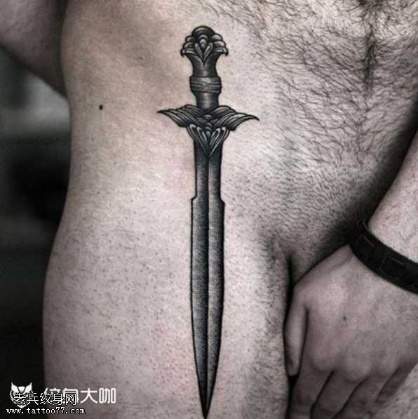 腿部刀剑纹身图案
