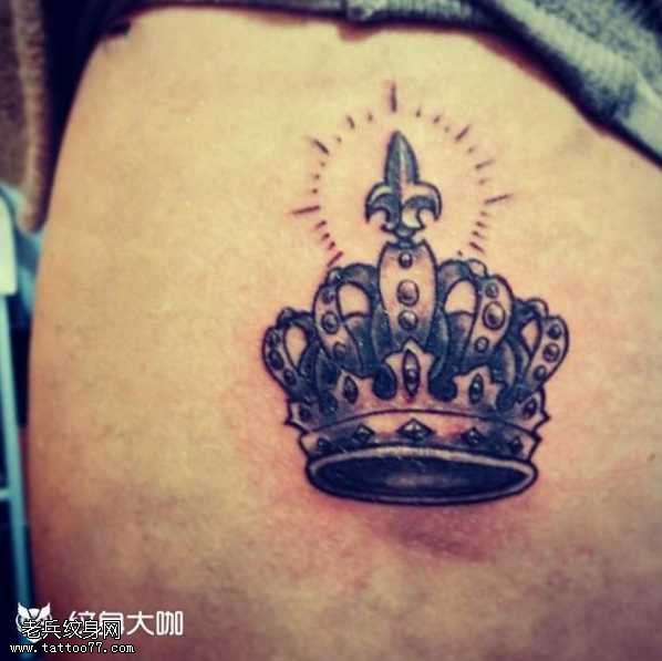 腿部皇冠纹身图案