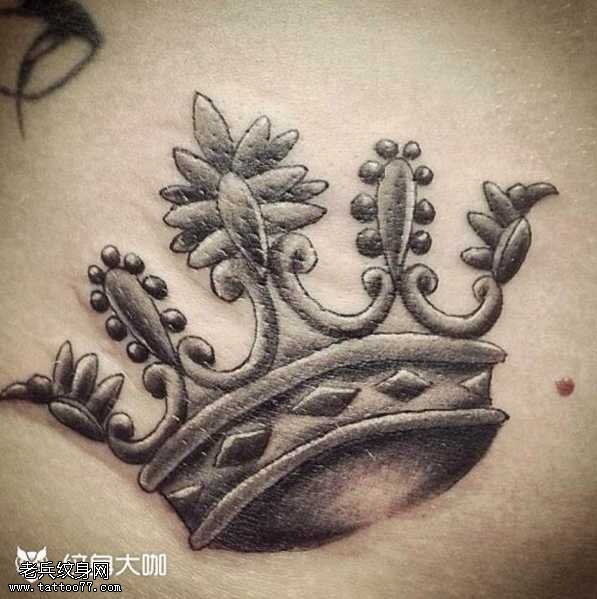 腿部个性皇冠纹身图案