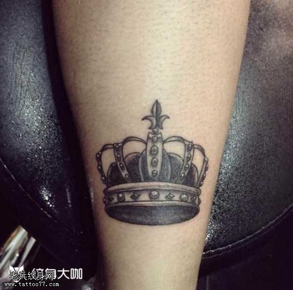 腿部皇冠纹身图案