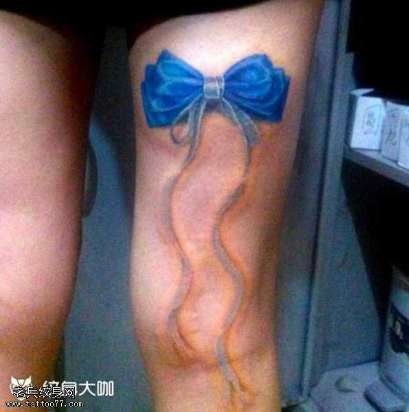 腿部蓝蝴蝶结纹身图案