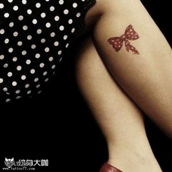 腿部蝴蝶结纹身图案