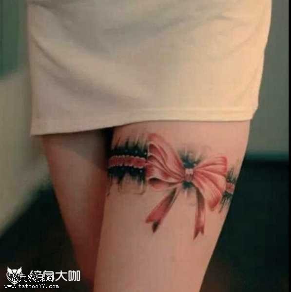 腿部粉蝴蝶结纹身图案