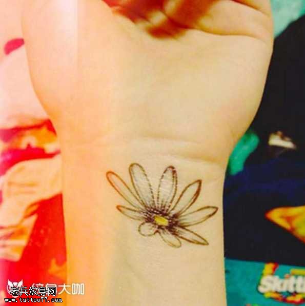 手部菊花纹身图案
