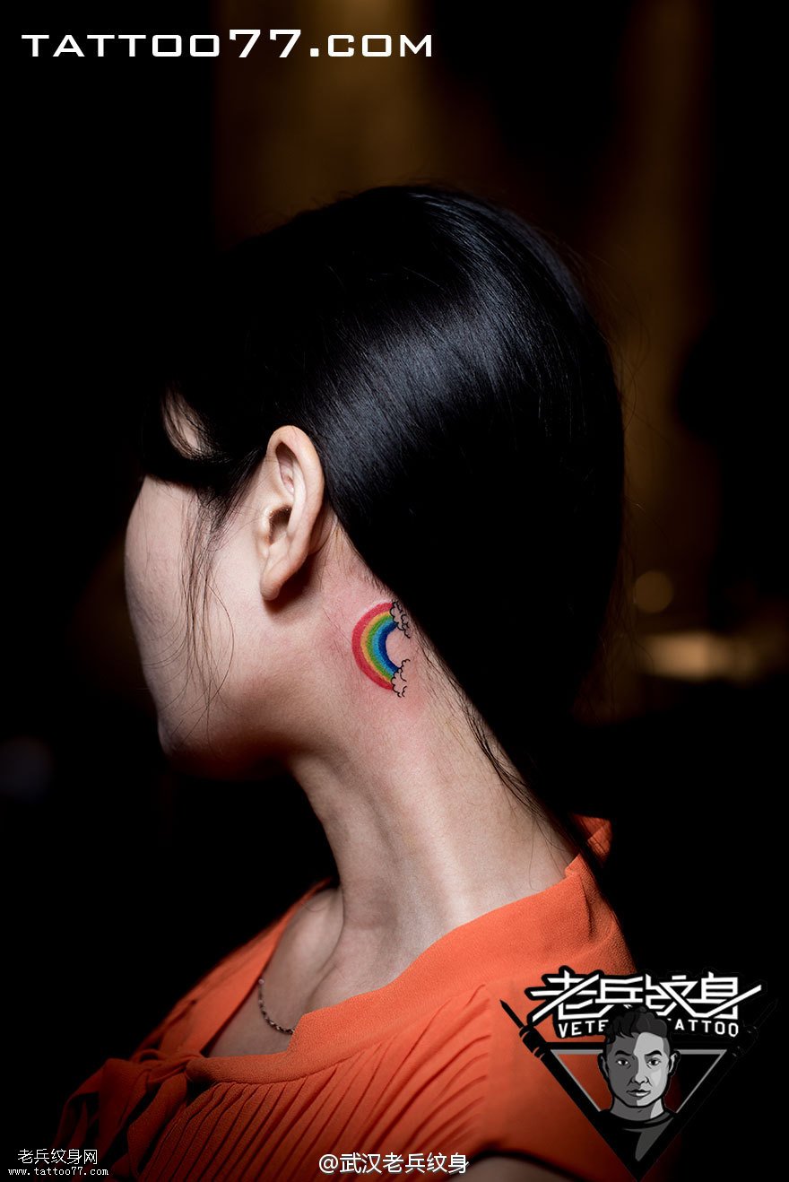 耳后彩虹纹身图案作品