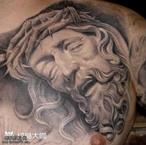 胸部耶稣纹身图案