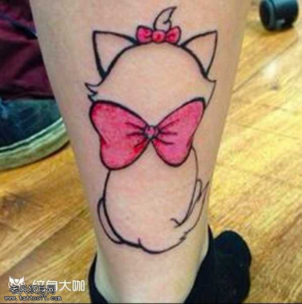 腿部蝴蝶纹身图案