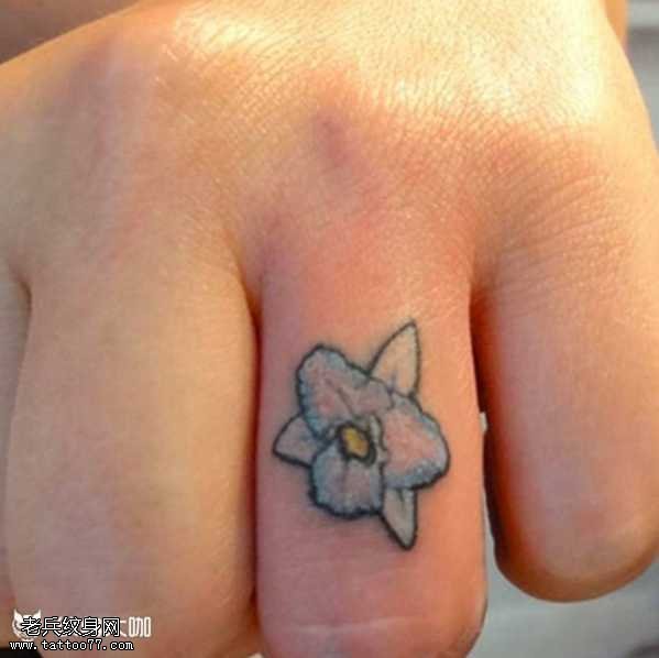 手指白花朵纹身图案