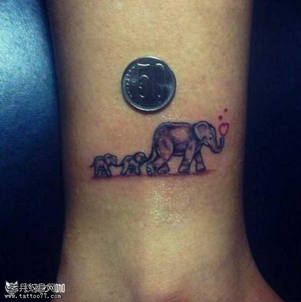 腿部小象纹身图案