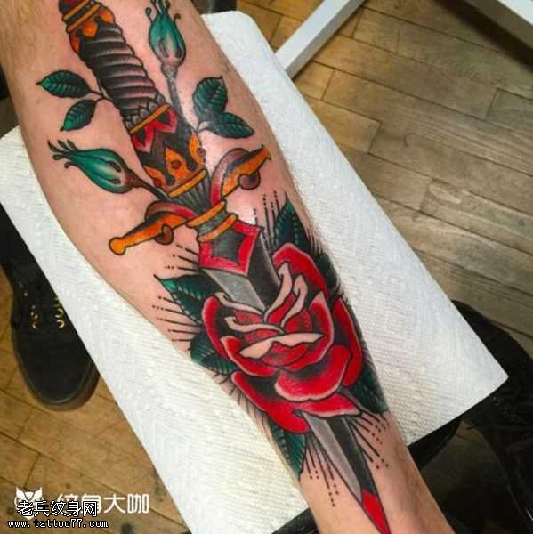 腿部匕首纹身图案