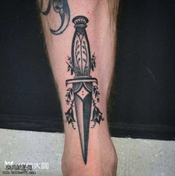 腿部个性匕首纹身图案