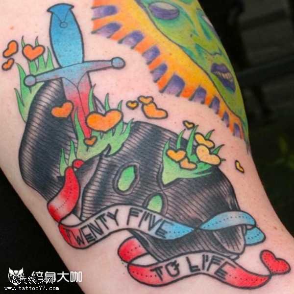 腿部匕首纹身图案