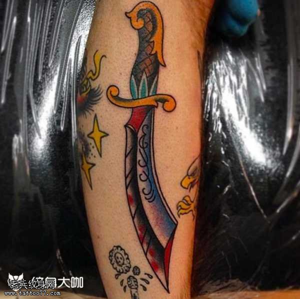 腿部匕首纹身图案