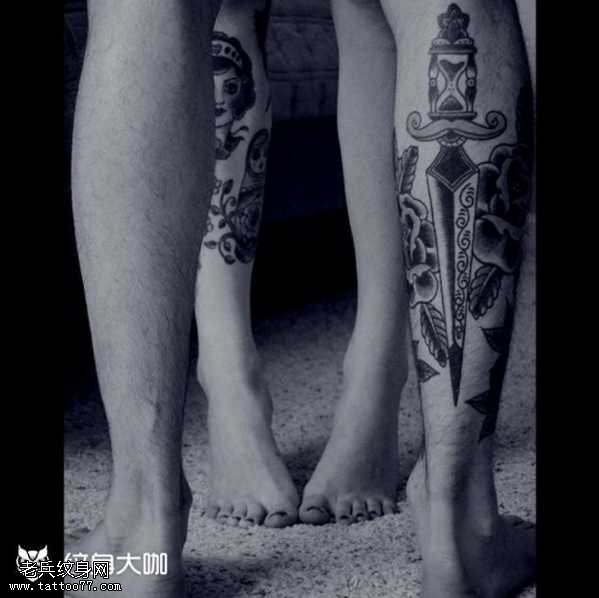 腿部个性匕首纹身图案