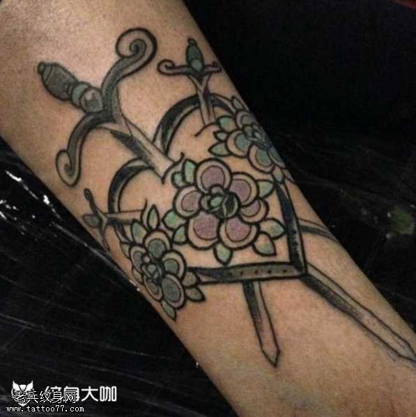 腿部爱心纹身图案