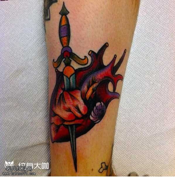 腿部刺心纹身图案