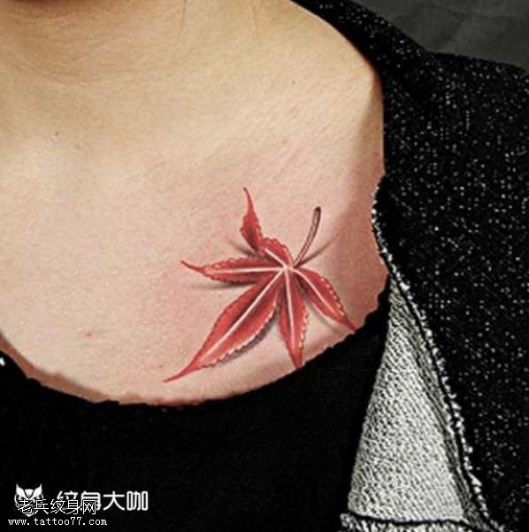 胸部红叶纹身图案