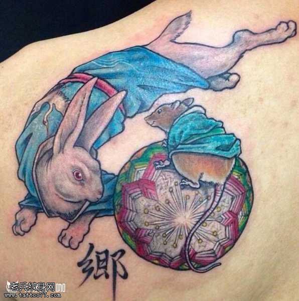 肩部兔子纹身图案