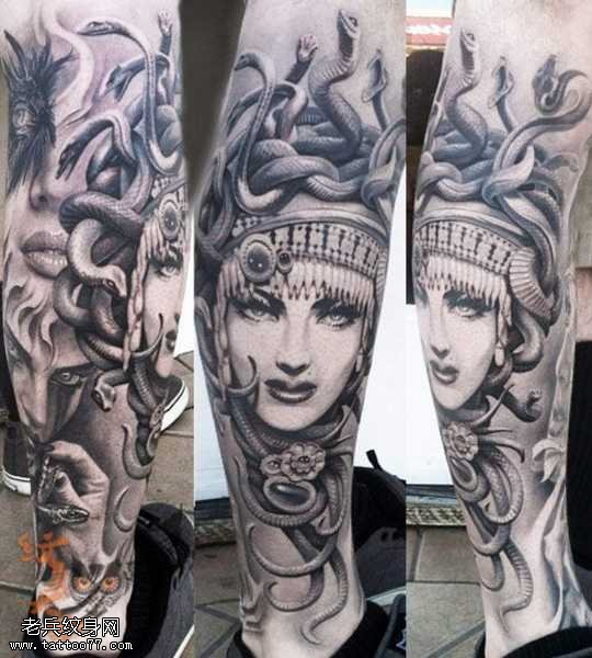 腿部美社莎纹身图案